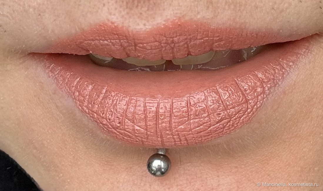 Пасмурно. Здесь видно, что помада все еще рыжая, а также не скрывает трещинки и блюр-эффектом, как, например, пудровые помады, не обладает 🥲