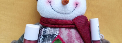 Плюшевые новинки от Catrice: Румяна Soft Embrace Liquid Shimmer в оттенке C01 Rosy Glow и мусс для губ Soft Embrace Pillow Matte Lip Mousse в оттенке C02 Dark Rosewood