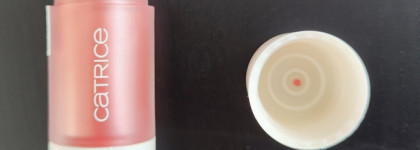 Плюшевые новинки от Catrice: Румяна Soft Embrace Liquid Shimmer в оттенке C01 Rosy Glow и мусс для губ Soft Embrace Pillow Matte Lip Mousse в оттенке C02 Dark Rosewood