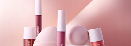 Плюшевые новинки от Catrice: Румяна Soft Embrace Liquid Shimmer в оттенке C01 Rosy Glow и мусс для губ Soft Embrace Pillow Matte Lip Mousse в оттенке C02 Dark Rosewood