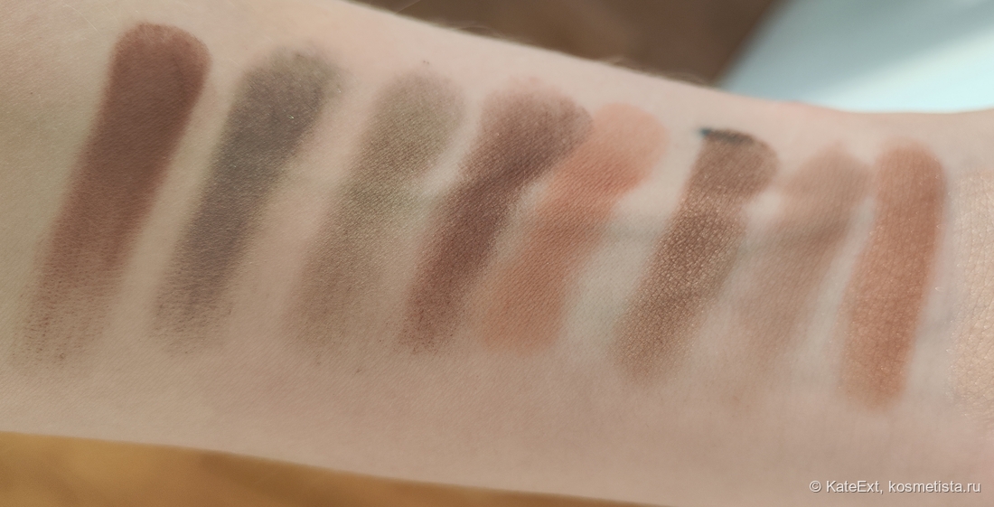 В глубине комнаты