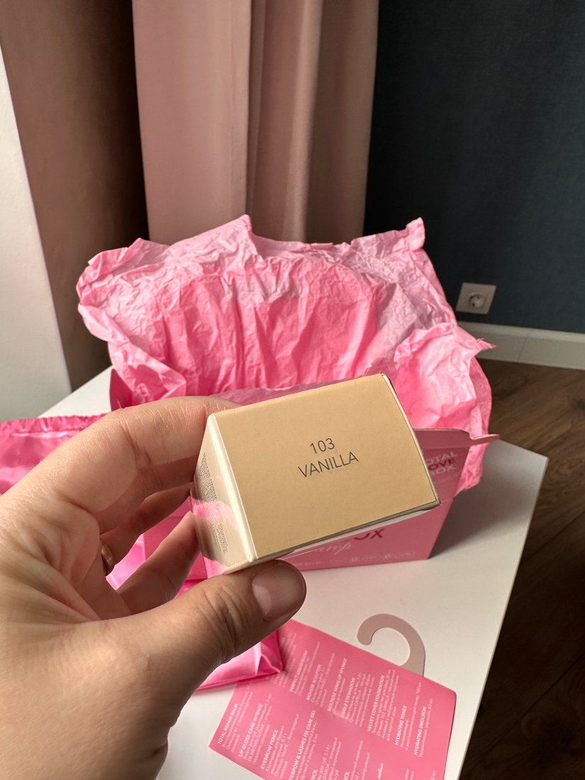 Цвет тона на коже соответствует оттенку на коробке)))