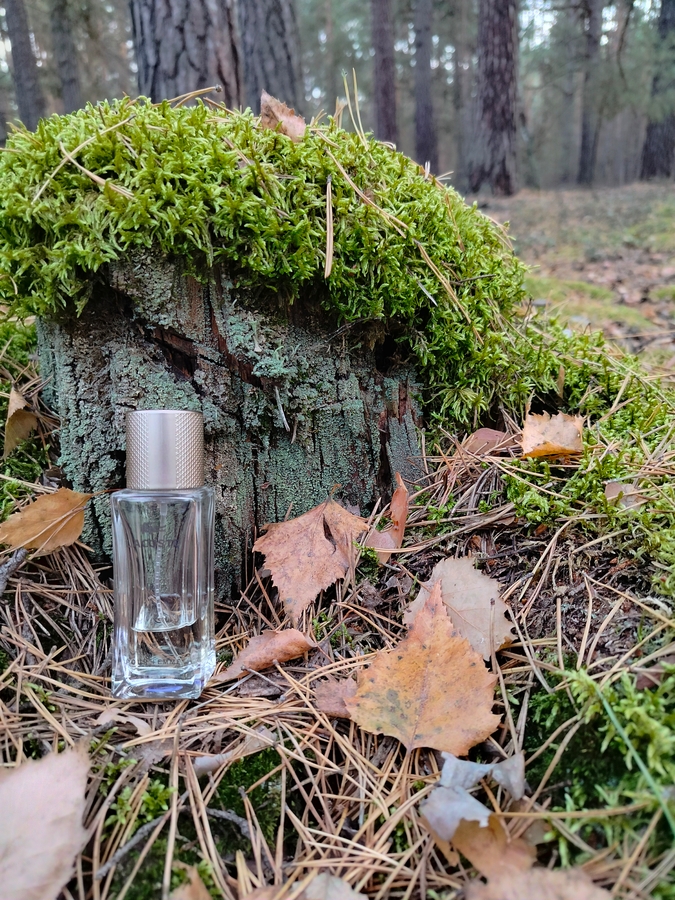 Фотографии флакона делать было проблематично из за его абсолютной прозрачности , всегда норовил слиться с местностью. И избежать бликов как выяснилась задача нелегкая.