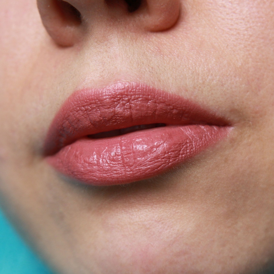 Видно губах при комнатном освещении