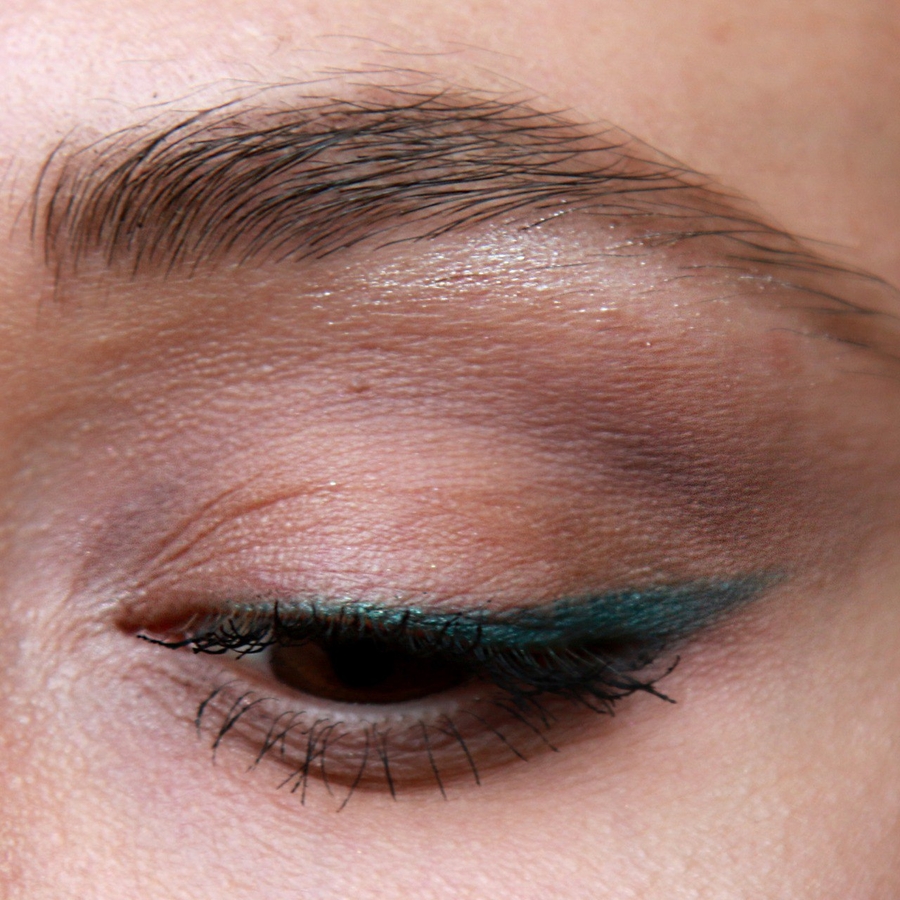 Пудра для бровей во время использования