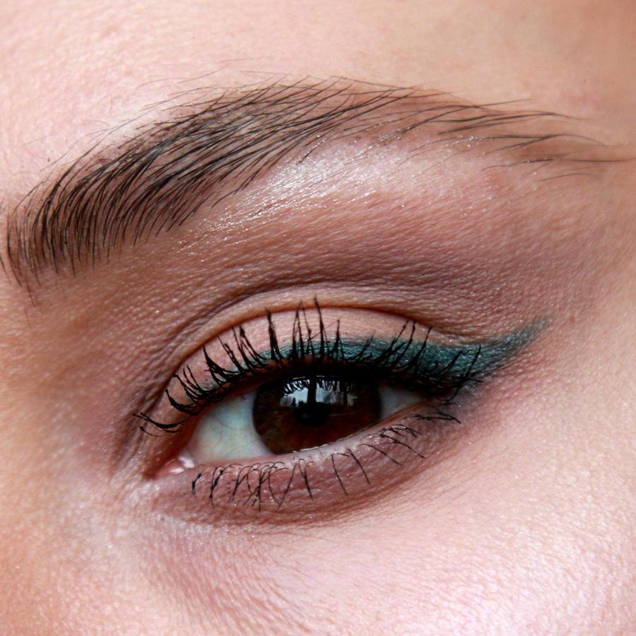 Пудра для бровей во время использования