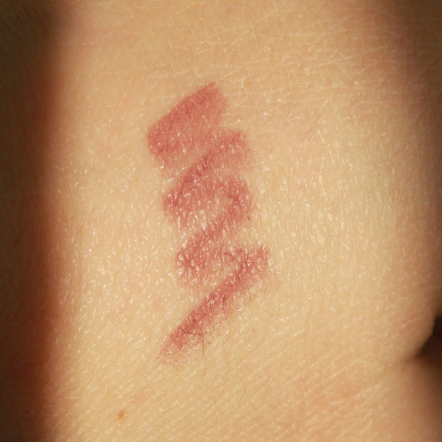 При дневном освещении, на солнышке