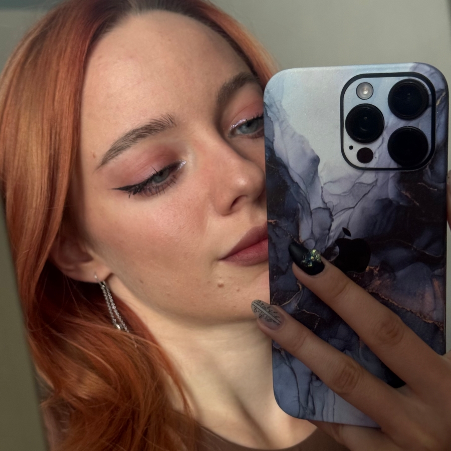 На глазах (закреплён пудрой), на щеках, на губах (с карандашом)