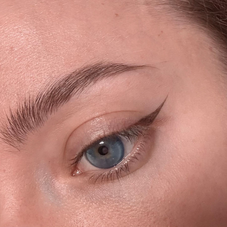 Здесь маркер на бровях и им же рисовала стрелочку