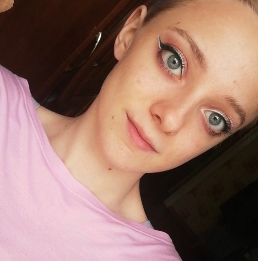 Так как чисто попробовать хотелось, верхние декоративные элементы на втором глазу уже не рисовала