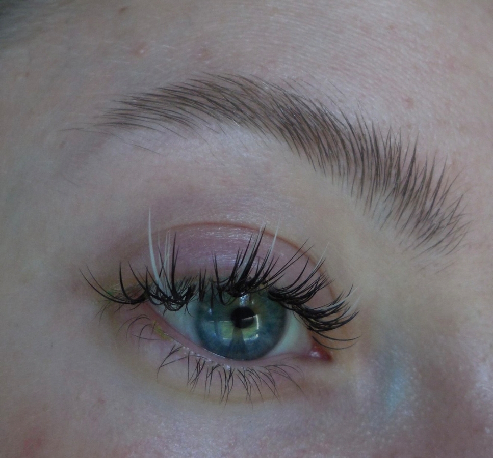 На бровях прозрачный гель