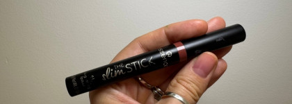 Трое из ларца: бархатные помады Slim Stick от Essense в оттенках 103 Brickroad, 104 Baby Got Blush и 105 Velvet Punch