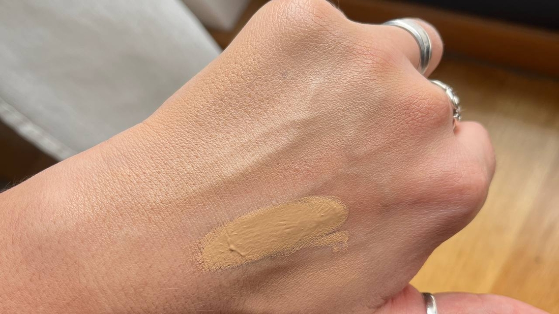 Сверху от свотча распределила пальцем.