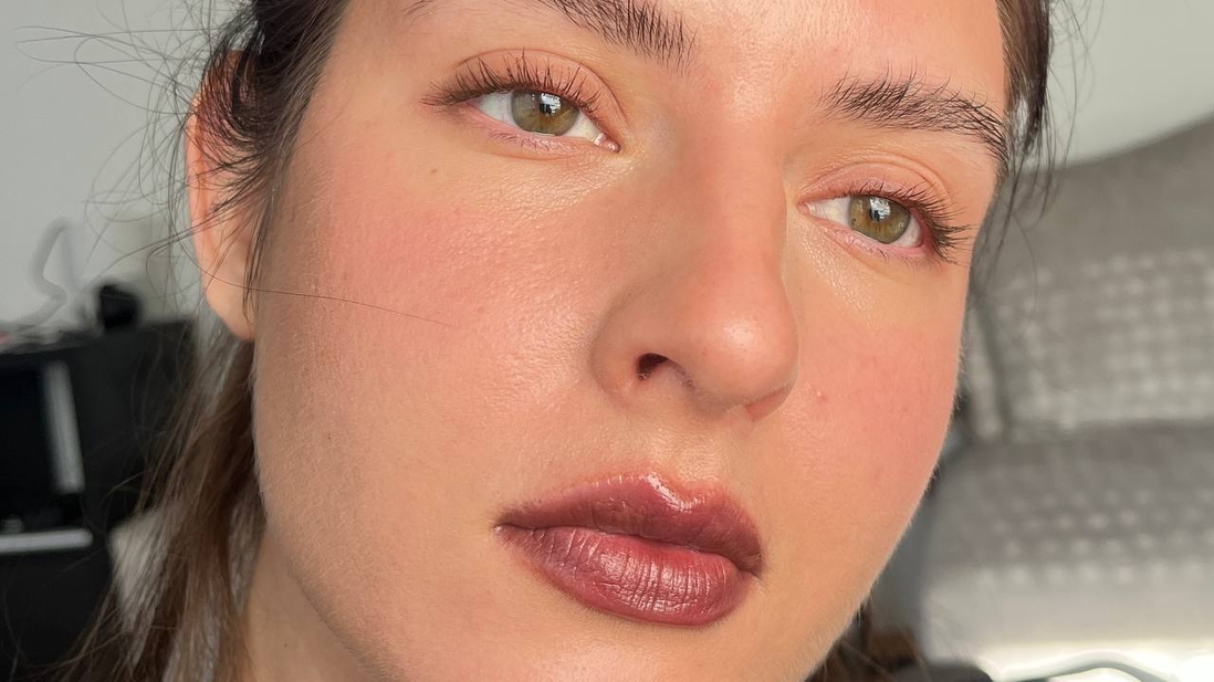 Отошла чуть подальше от окна, меньше света.