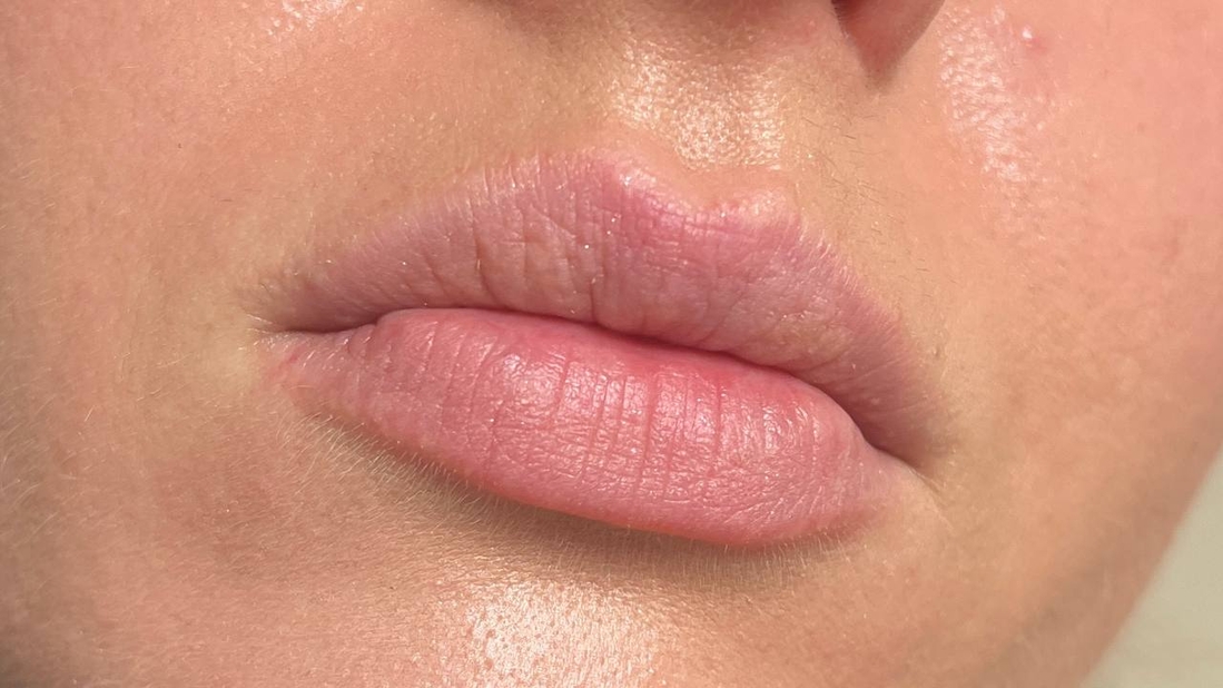 На сухие и чистые губы тинт ложится лучше всего.