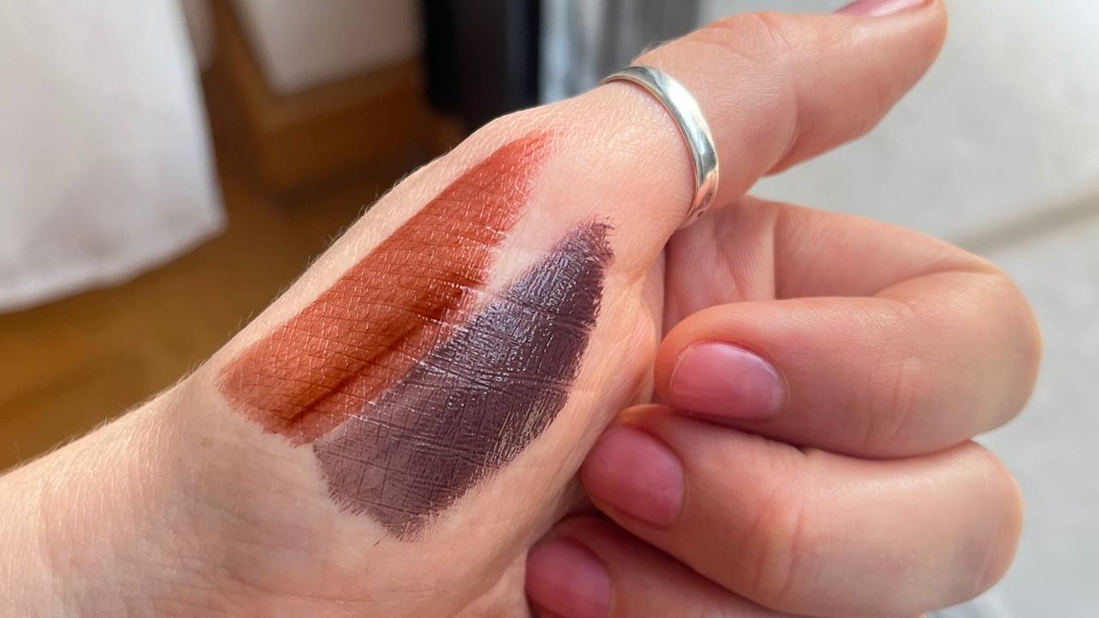 Свотчи: тинт сверху, блеск внизу. Оба в 1 плотный слой.