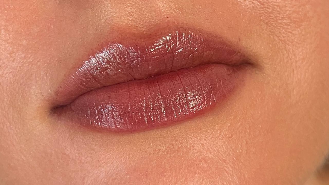 Ушла в глубь комнаты, в тень