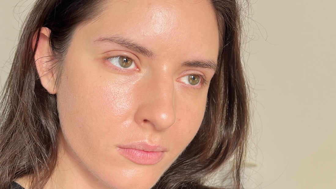 Дневной свет у окна, крем нанесен на все лицо