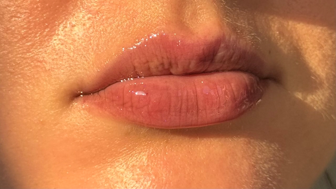 на солнце - мокрый сероватый глянец