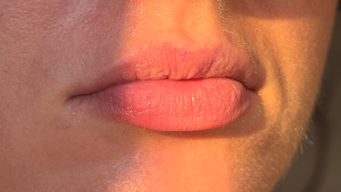 губы не сушит, но покраснения есть