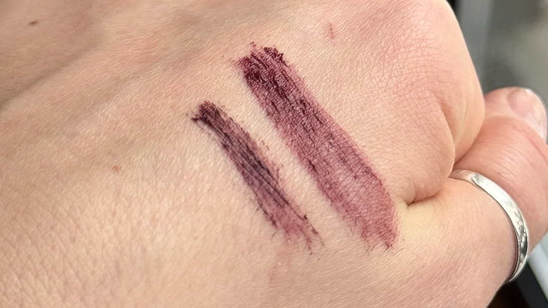 слева Maybelline, а справа (более толстая полоска) - Sheglam Burgundy