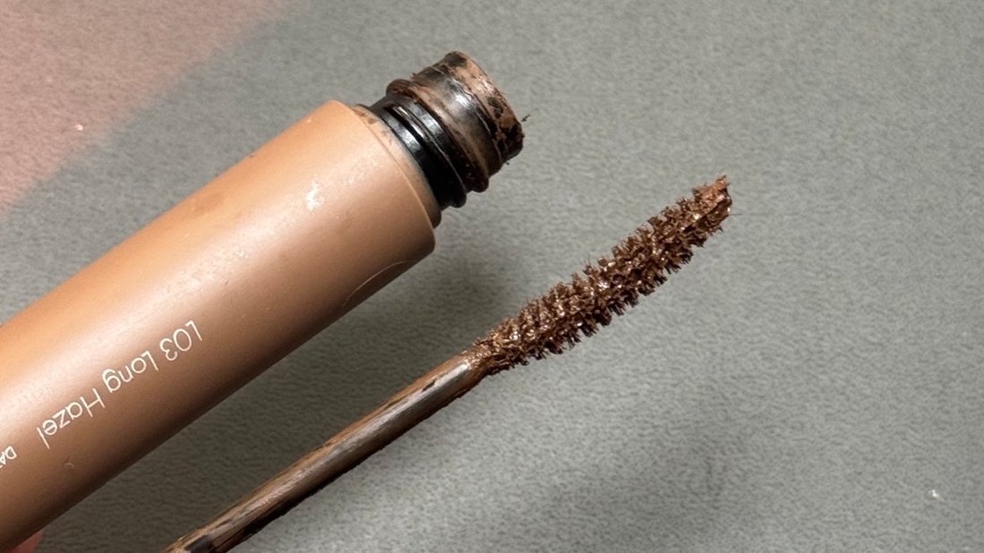 Щеточка с мелкими, в меру жесткими щетинками.