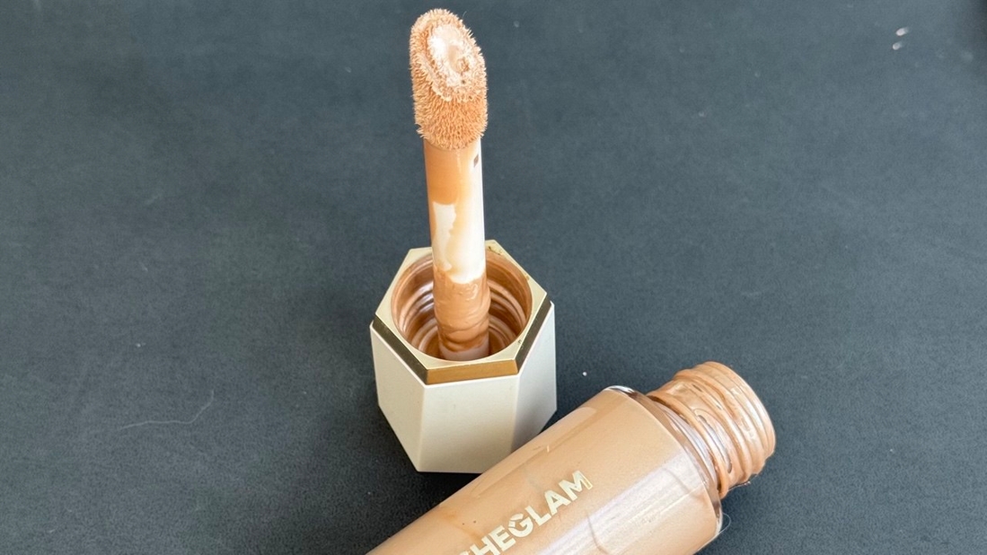 Флакон из тяжелого стекла, спонж большой и удобный.