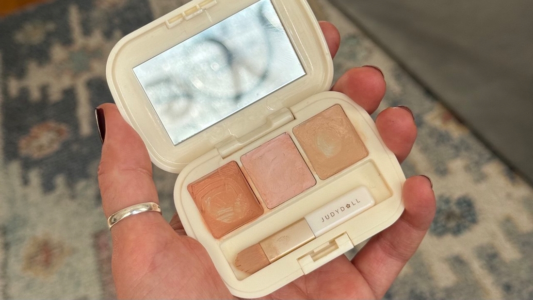 упаковка очень удобная, закрывается плотно, есть зеркало и кисть