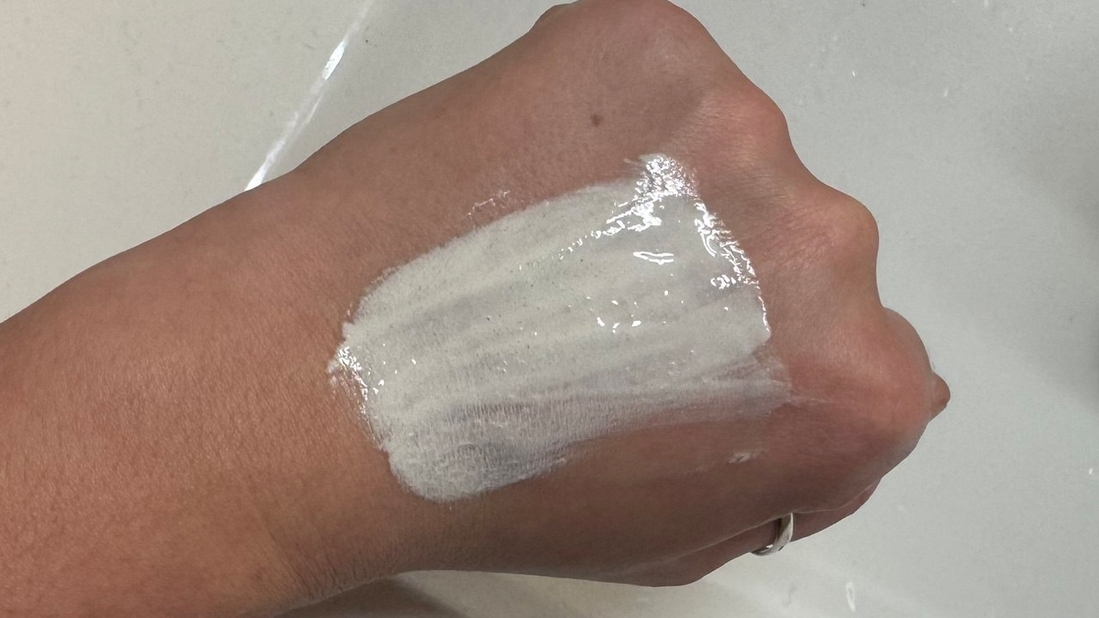 распределила на сухой руке