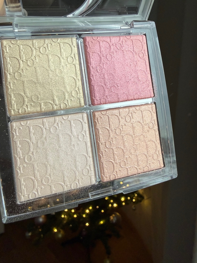 При естественном освещении (у окна)