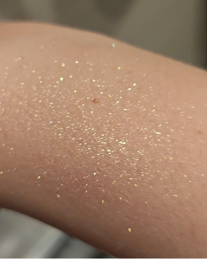 Свотч сияющего оттенка Divage Holly Holidays на руке при искусственном освещении