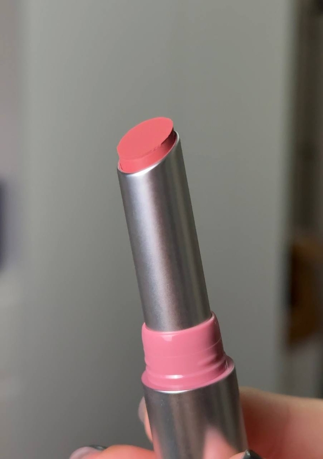 Сама помада не очень легкая, но и тяжелой ее тоже не назовешь.