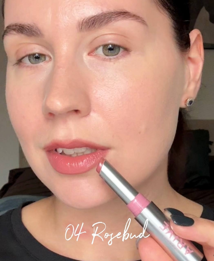 Скрин из моео видео. Так оттенок 04 смотрится с карандашом NYX nude beige