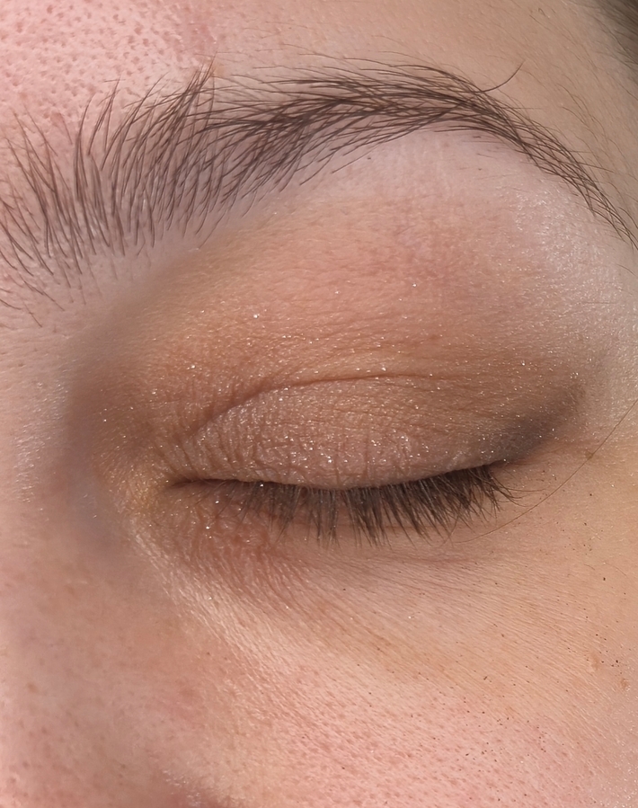 Мои кудрявые брови, бежевый оттенок на все веко, спаркл, стрелочка темным оттенком