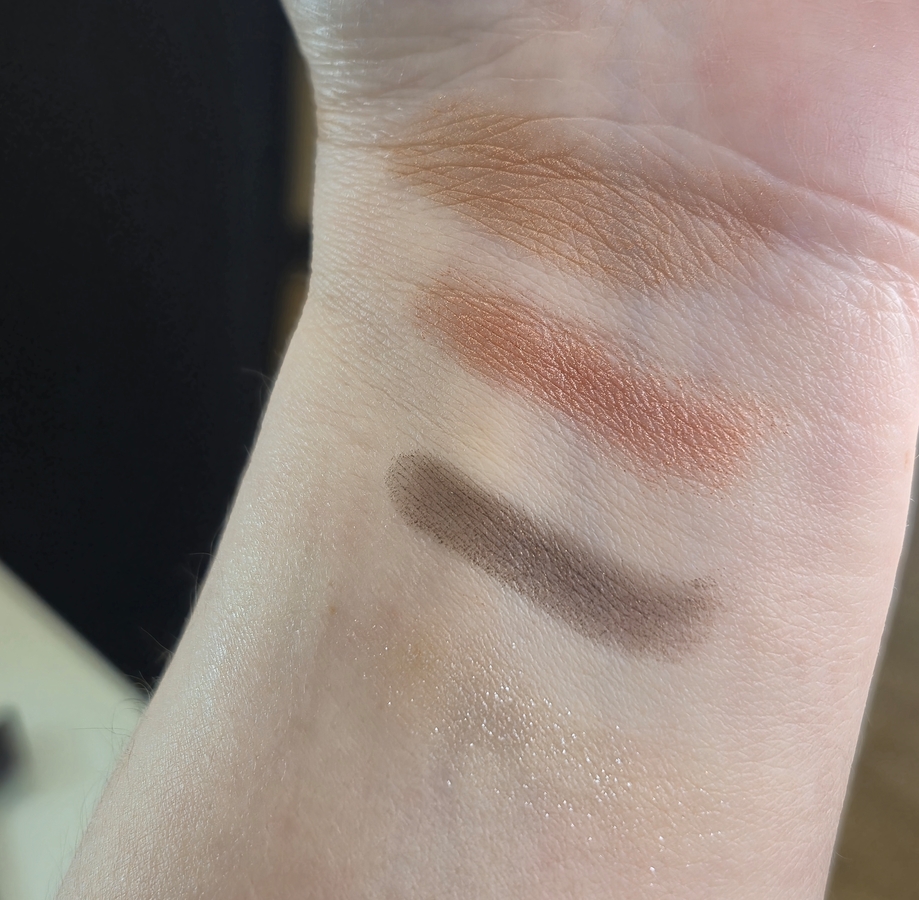 Свотчи всех оттенков в искусственном свете