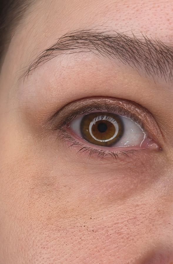 специально оставила это фото- видно не только мои поры,но и то,как этот темный оттенок осыпается, ОЧЕНЬ осыпается