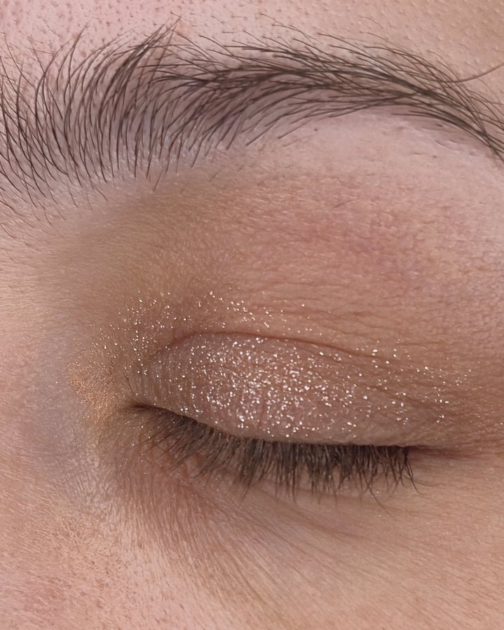 Бежевый матовый оттееок на все веко и спаркл пальчиком