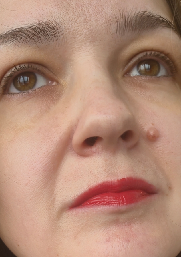 Деевной свет; без макияжа, без карандаша для губ (родной контур губ у меня проблемный)