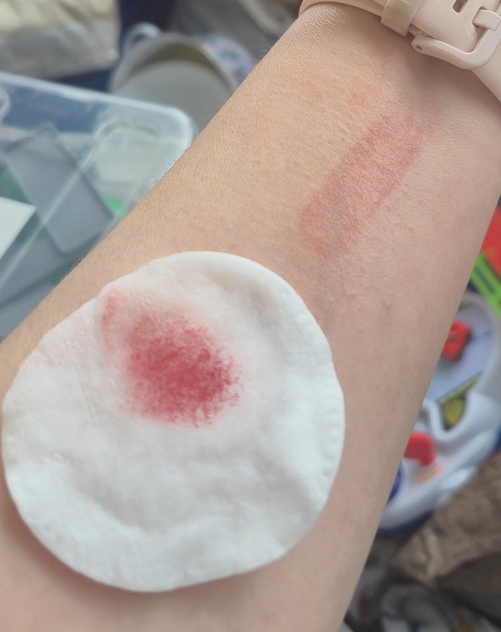 Здесь я постаралась показать стойкость- нанесла прмаду в один слой, пару раз прошла мицелляркой, в ноль не стерлась. С губ сходит красиво,кстати