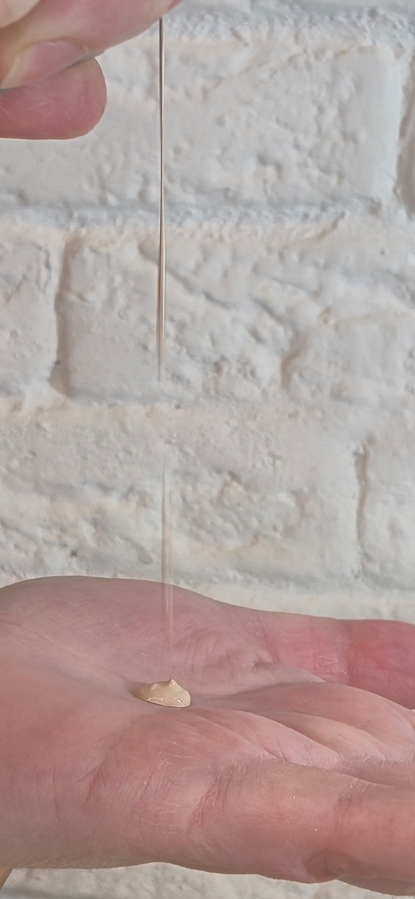 Поймала этот момент пути из флакона на ладонь)