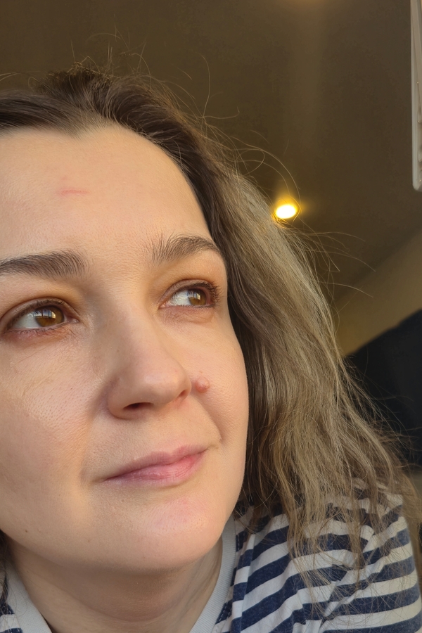 Нанесла тональник на все лицо, дневной свет