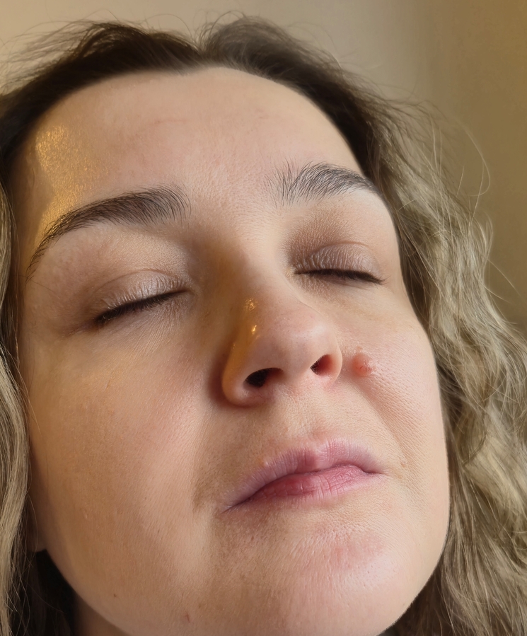 А здесь тональник,консилер,пудра. Вон как носик задорно отсвечивает))