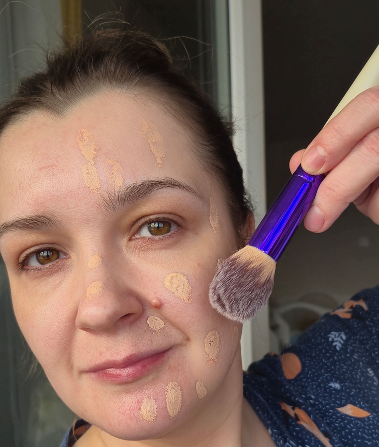 Я вывела формулу- одного "окунания" аппликатора хватает на все лицо. Здесь на фото хочу показать наглядно разницу на лице с нанесенным тоном и без. Мне работать с этим тоном удобнее кистью,чем спонжем. Кисть- manly pro k14