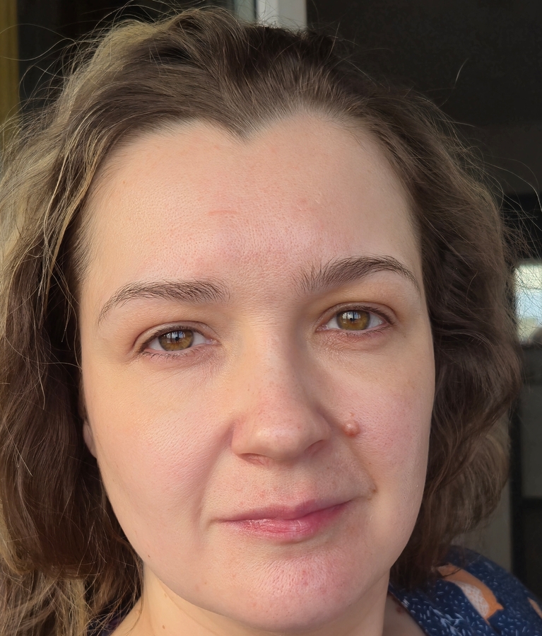 До макияжа (после лимфодренажной маски, тоника, сыворотки, увлажняющего крема)