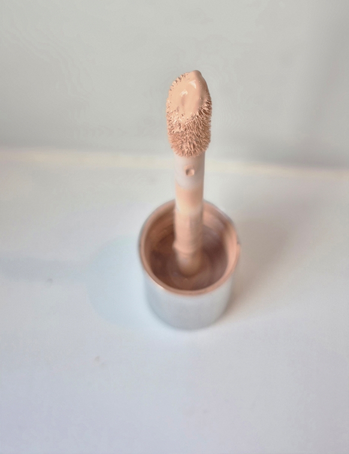 На крышке есть силиконовая подкладочка, и она время от времени съезжает при использовании вниз. Прочитав отзывы, поняла,что не у меня одной такая проблема.