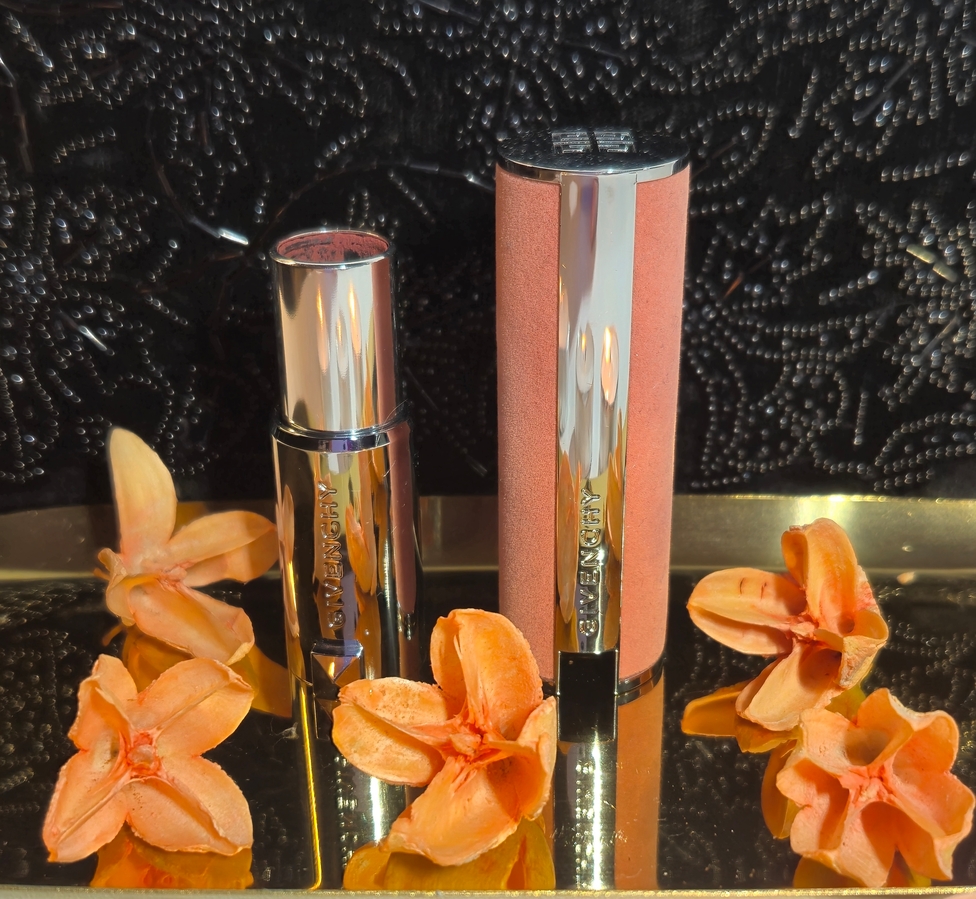 На фото видны остатки помады в футляре, каждый раз,когда стик выезжает из гильзы, соприкасается со стенками и чуть подламывается