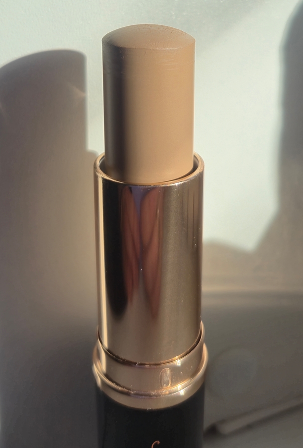 Сам стик в футляре сидит крепко. Можно выкрутить на максимум, и он не будет шататься,ломаться,а у меня по этому поводу психотравма)