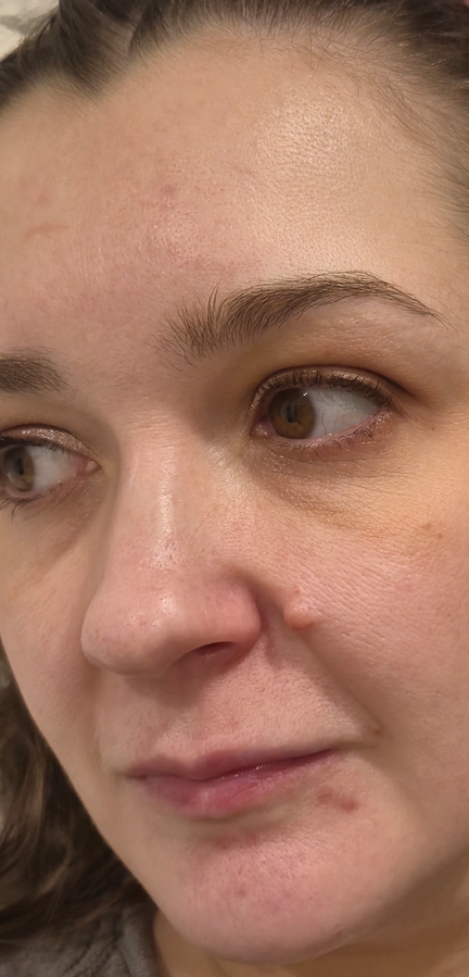 Без пудры в течение дня и матирующих салфеток. Вообще лицо не трогала и даже без маски на работе в этот раз получилось