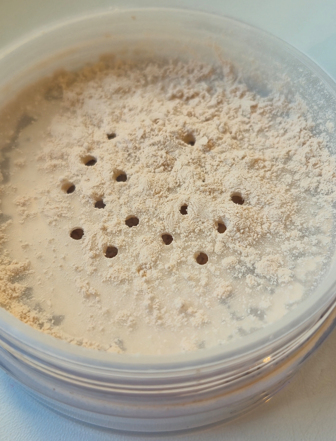 После поездки открываешь пудру,а там взрыв на макаронной фабрике