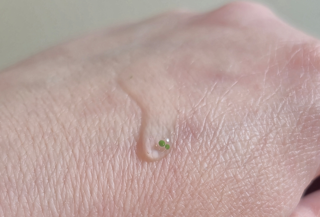 Вот эти зеленые точечки в конце концов растворяются на коже